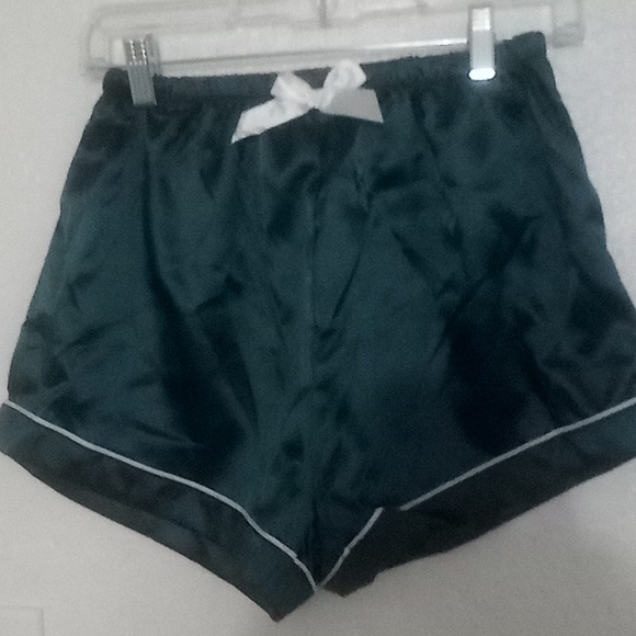 Woman size medium green pajamas with bow and white stripe - Picture 3 of 4